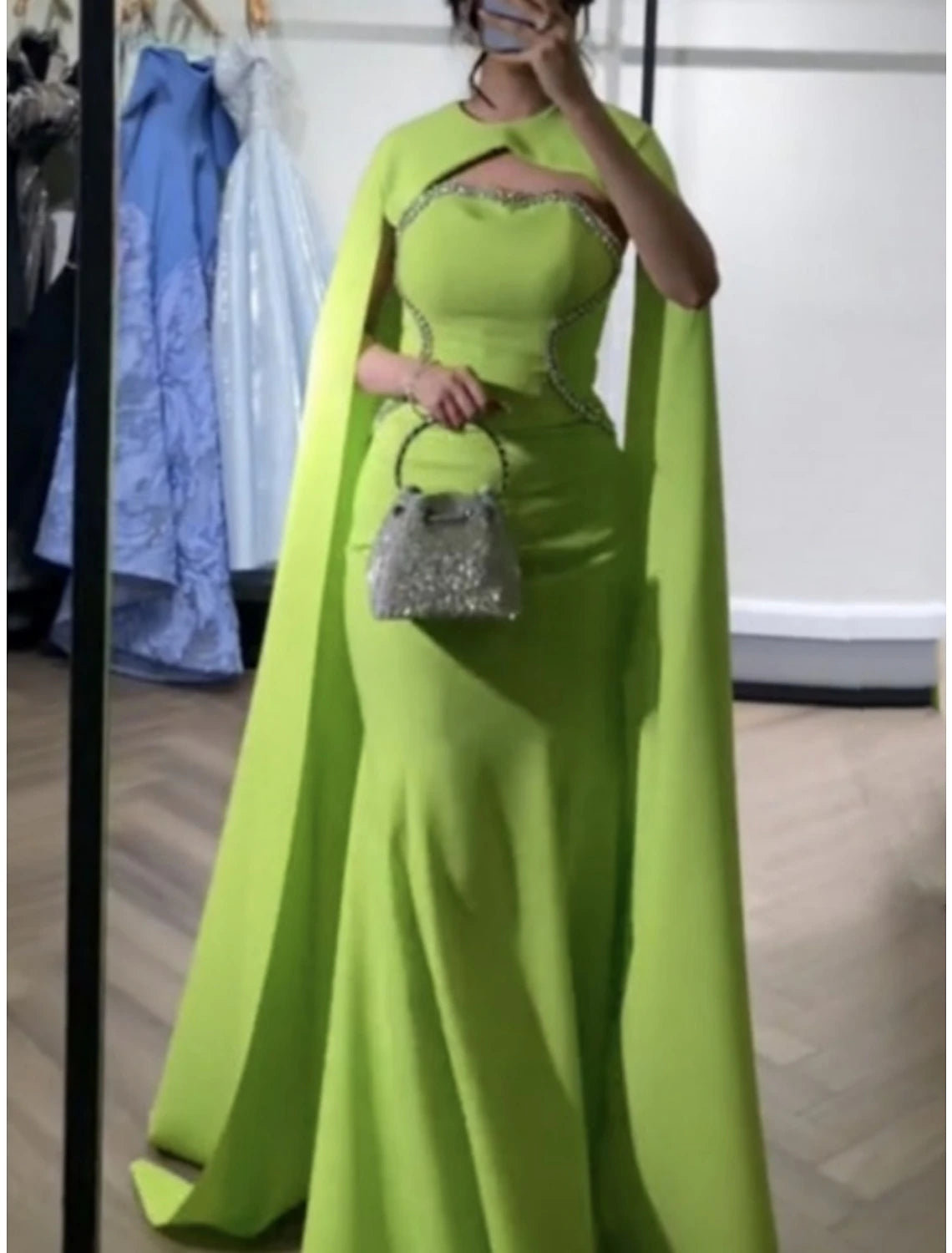 Abito da sera a trapezio, elegante, formale, con strascico a ruota, rosso e verde, senza maniche, in tessuto con scollo gioiello e pieghe, con paillettes